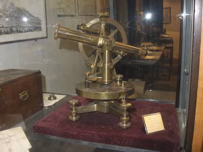 Ancien instrument de géomètre en vitrine